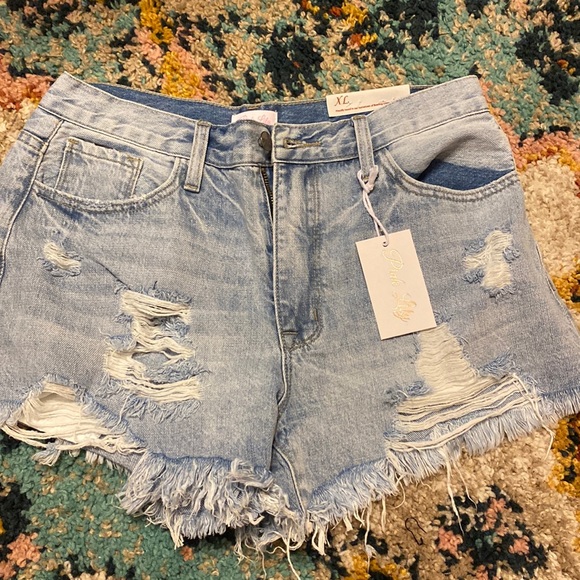 NEW WITH TAGS PINK LILY JEAN SHORTS - Picture 1 of 4